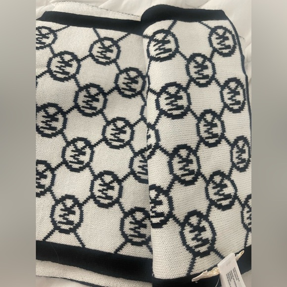 Double Sided Michael Kors Scarf - Picture 2 of 2